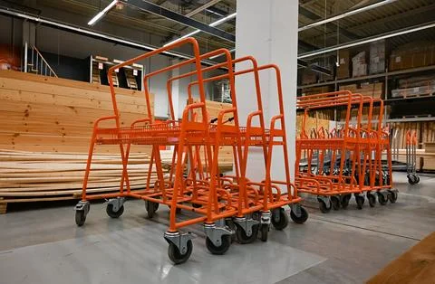 Cargo carts in a construction store. Foto stock