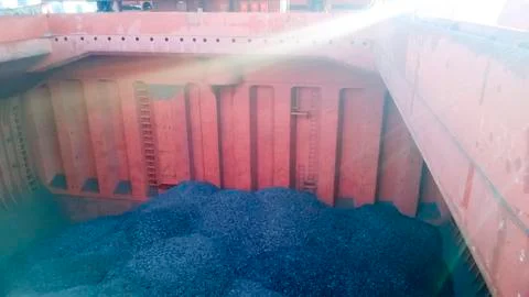 The cargo compartment of the ship, filled with coal. Loading of 스톡 사진