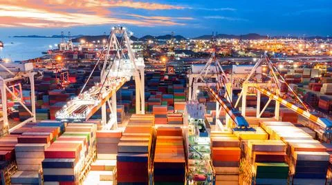 Cargo container with crane loading container to ship at the international ter 스톡 사진