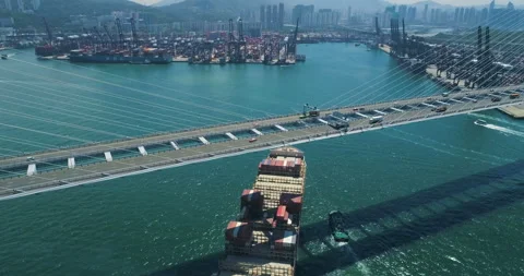 Cargo container ship entering the Hong Kong container terminal top view Video stock 98984461