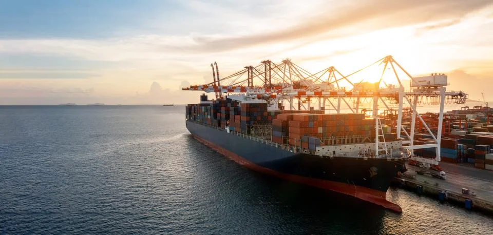 Cargo container ship  loading cargo by smart crane at the international termi 스톡 사진