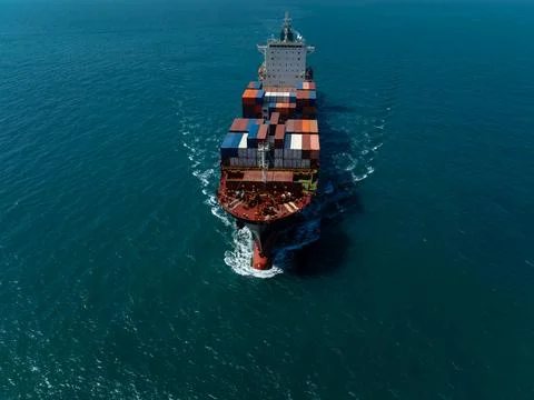 Cargo Container Ship Sailing In Open Ocean Waters Off Si Racha Thailand Hig.. Stock-Fotos