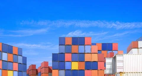 Cargo Container Stack Pile in International Industry Port Terminal Shipment.. Foto stock