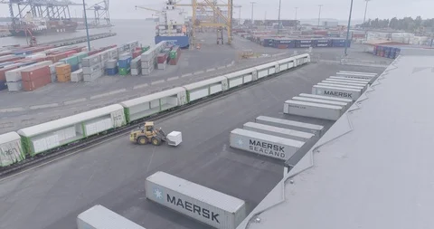 Cargo containers and a fibre train in Metsa Group’s bio cellulose factory 库存影片 118675136