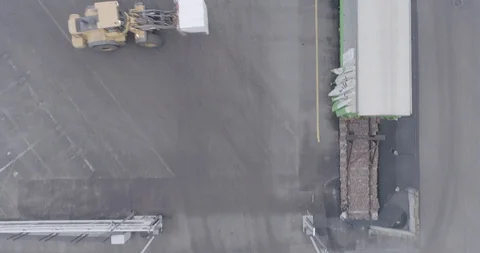 Cargo containers and a fibre train in Metsa Group’s bio cellulose factory 库存影片 118675309