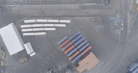 Cargo containers and a fibre train in Metsa Group’s bio cellulose factory 库存影片 118675690