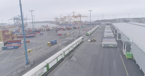 Cargo containers and a fibre train in Metsa Group’s bio cellulose factory 库存影片 118675786