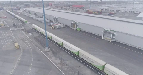 Cargo containers and a fibre train in Metsa Group’s bio cellulose factory 库存影片 118675882