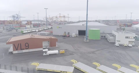 Cargo containers and a fibre train in Metsa Group’s bio cellulose factory 库存影片 118676476