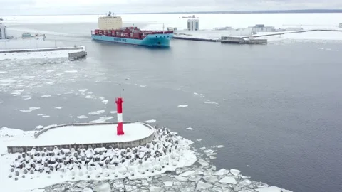 Cargo contaiter ship goes through the Saint-Petersburg's dam Video stock 170385034