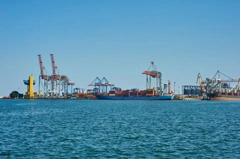 Cargo cranes on rails Fotos Stock