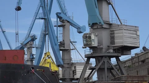 Cargo cranes at work, Riga, Latvia Vídeo Stock 65110384
