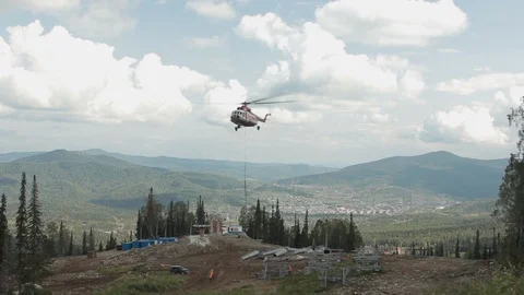 A cargo helicopter descends for the next cargo. Video stock 114948123