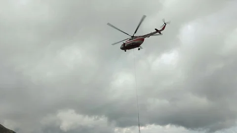 A cargo helicopter establishes a support Vídeo Stock 114890939