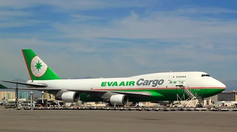 CARGO JET PULLS TO GATE Video stock 904982
