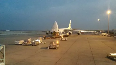 Cargo loading operation 库存影片 132211662