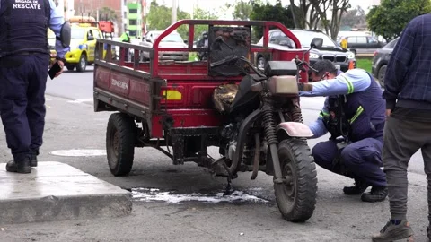Cargo motorcycle accident that suddenly caught fire carrying gas balloons in 스톡 동영상 161200165