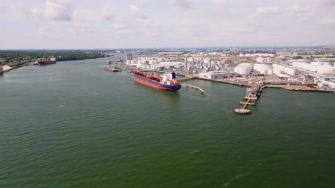 Cargo ship along Staten Island waterfront, ProRes 422HQ footage Vídeo Stock 346009705