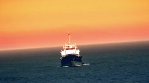 Cargo ship approaching the port Vidéo 22347999