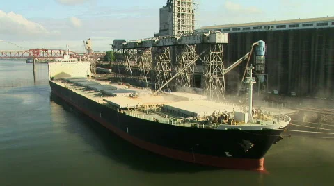 Cargo Ship Being Loaded on the Willamette River in Portland, Oregon 스톡 동영상 626565