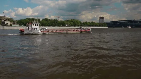 Cargo ship in cloudy weather Vidéo 77764156