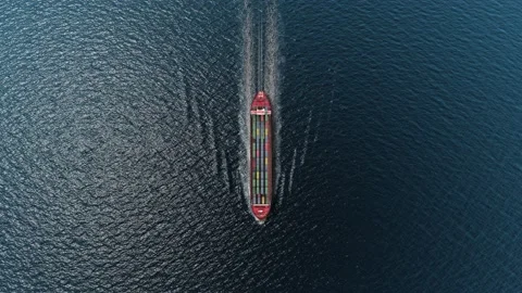Cargo ship with containers sailing in the open blue sea- Top down view Vidéo 144745811