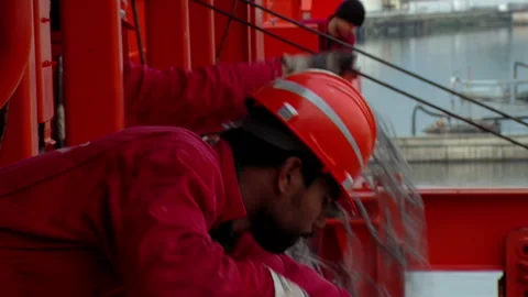 Cargo Ship Crew Handling Heavy Industrial Net on Vessel Deck, Buenos Aires Port Vidéo 145849579