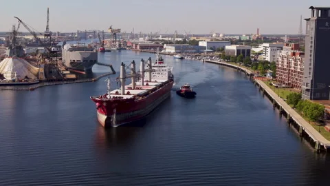 Cargo Ship Escorted by Tug Boat on Elizabeth River in Norfolk Virginia 库存影片 336446508