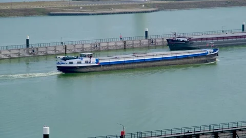 Cargo ship exits the Krammer locks, in The Netherlands. Vídeo Stock 275272806
