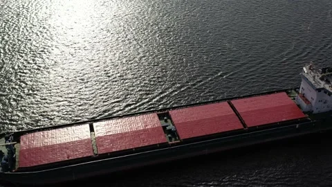 The cargo ship is floating on the river. Vidéo 133042517