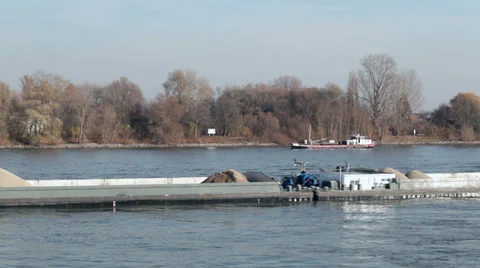 Cargo ship Stockbeeldmateriaal 33075209