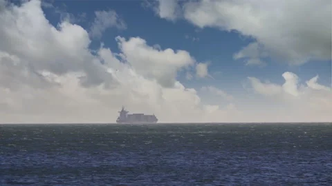 Cargo ship in the horizon 库存影片 169403360