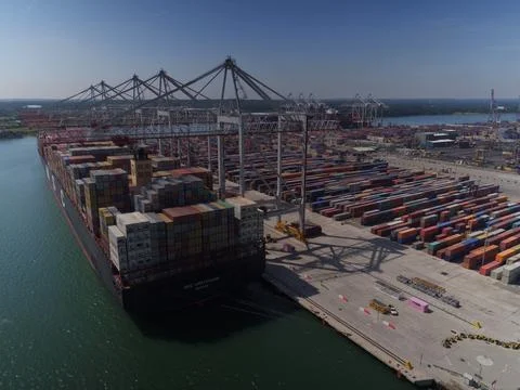 Cargo Ship Loaded with Containers Docked in Southampton Aerial Drone Footage Foto stock