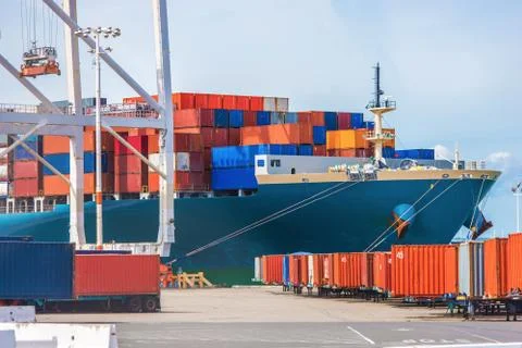 Cargo Ship Loading. Ocean Transportation Theme. Foto stock