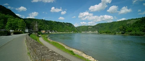 Cargo ship. Loreley Rock at the Rhine River  with the City St. Goar in the backg Vídeo Stock 100430960