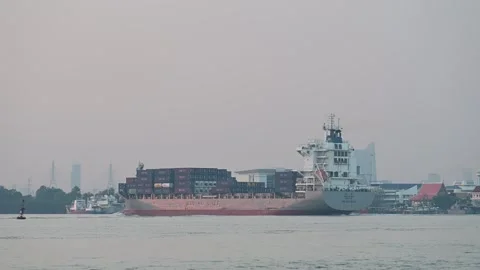 Cargo ship moves along industrial Samut Prakan river Vidéo 339864114