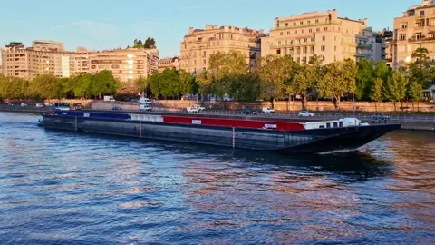Cargo ship navigating the Seine River at sunrise, Paris Vidéo 336551711