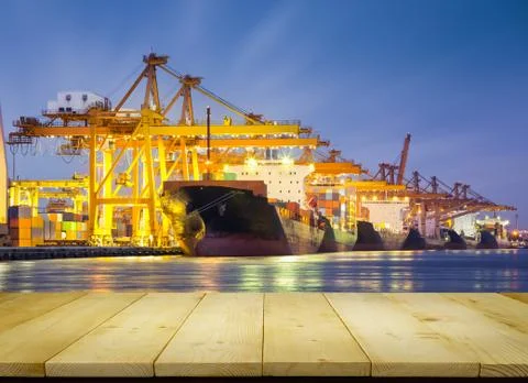 Cargo ship night 库存照片
