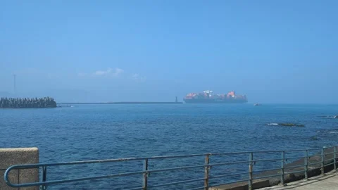 Cargo ship on Pacific ocean entering the port in smoggy atmosphere. 库存影片 313485905