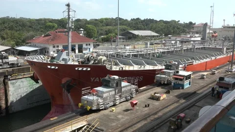A cargo ship passes through the gates of the Panama Canal. Stockbeeldmateriaal 155291552