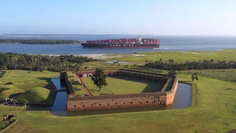 Cargo Ship Passing Fort Pulaski on Savannah River Vídeo Stock 95856089