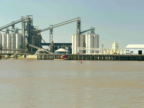 Cargo ship in port of Baton Rouge pan export infrastructure shipping Stock Footage