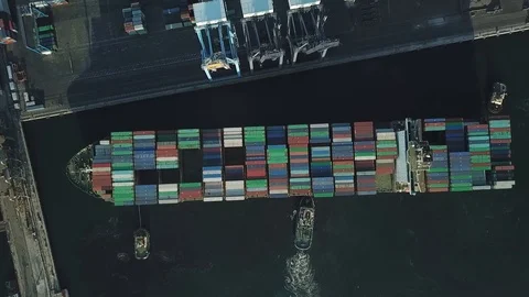Cargo ship in port Video stock 126776715