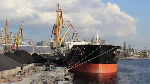 Cargo Ship is in the Port Pier at the Loading of Coal 動画素材 118985445
