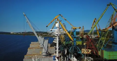 The Cargo Ship is in the Port Pier at the Loading of Coal Foto stock