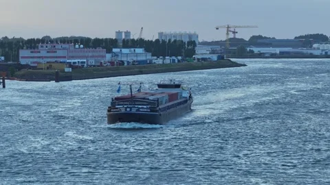 Cargo ship Progresso navigates Oude Maas near Dordrecht, Netherlands, captured Vidéo 313888177