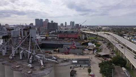 A cargo ship raised in a dry dock at the port of Tampa, Florida Vídeos de archivo 99815358