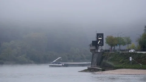 A cargo ship on the Rhine at the Loreley 動画素材 118956057