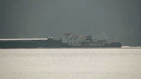 Cargo ship on river Danube Stockbeeldmateriaal 103321212