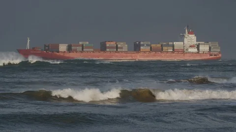 A cargo ship in rough seas, high quality footage. Vidéo 129531358